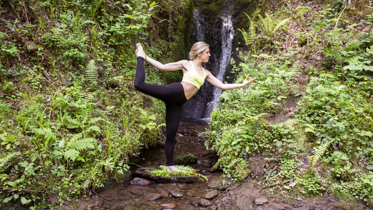 Conecta con la naturaleza: ¿Qué postura de yoga puedes practicar al aire libre?